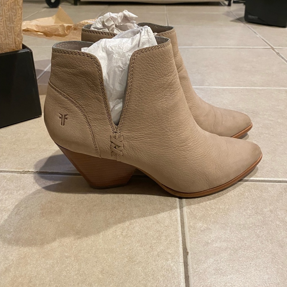 Frye reina cut out bootie women’s size 8.5